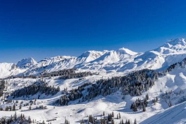 Güzel kış hava yüksek dağlarda Kayak Merkezi