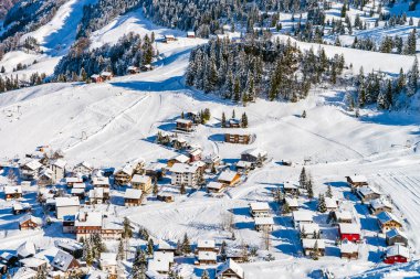 Güzel kış hava yüksek dağlarda Kayak Merkezi