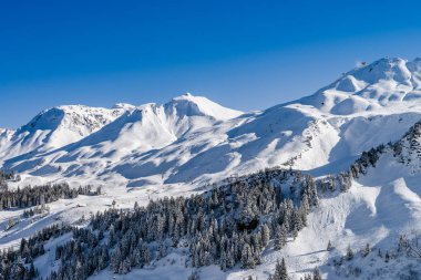 Güzel kış hava yüksek dağlarda Kayak Merkezi