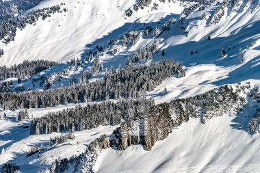 Güzel kış hava yüksek dağlarda Kayak Merkezi