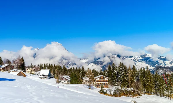 Прекрасная зимняя погода на горнолыжном курорте в высоких горах — стоковое фото