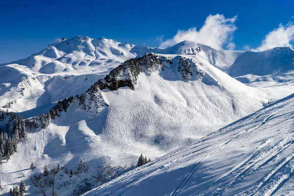 Vackra vinterväder på skidorten i höga berg — Stockfoto