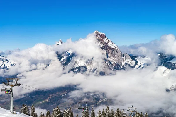 Bel tempo invernale sulla stazione sciistica in alta montagna — Foto Stock