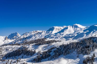 Kar güzel dağlarda. Havadan görünümü gölgeler ile akşam. 