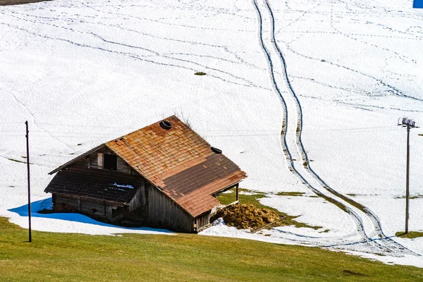 雪の中で孤独な家自然の風景。アルプス. — ストック写真