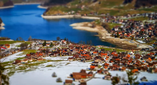 Миниатюрный воздушный вид на деревню в Альпах — стоковое фото