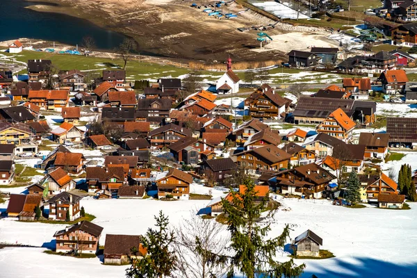 Küçük bir köyün Alpleri'nde havadan görünümü