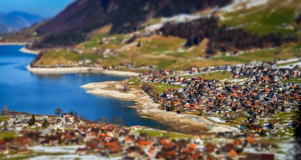 Vista aerea in miniatura del villaggio nelle Alpi con spostamento inclinato — Foto Stock