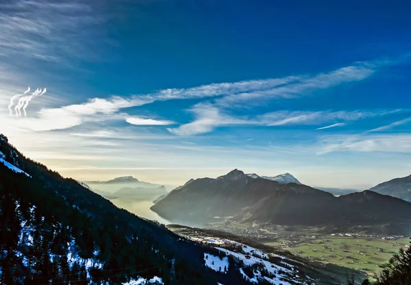 Vista aérea panorámica al lago Luzern desde el pico alto — Foto de Stock