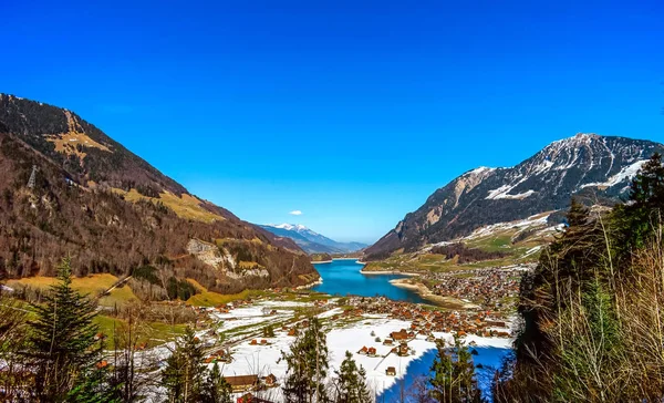 Dağlar göl Lungernersee, Lungern, havadan görünümü — Stok fotoğraf