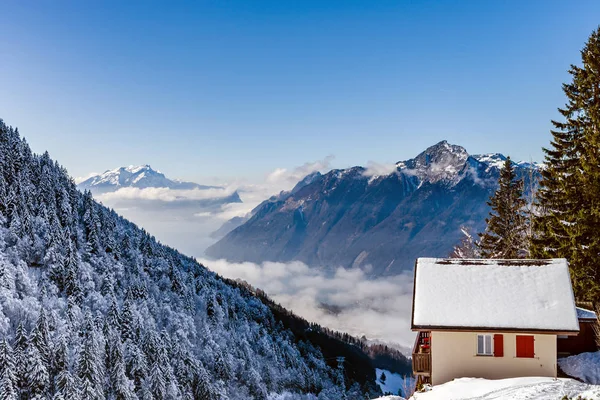 Naturalny krajobraz z samotny dom w śniegu. Alpy. — Zdjęcie stockowe