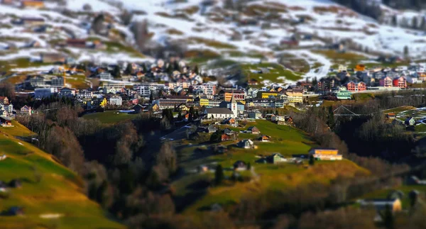 Vista aerea in miniatura del villaggio nelle Alpi con spostamento inclinato — Foto Stock