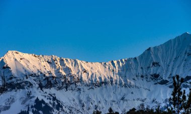 Güzel karlı dağlar, güneşli günde Alpleri'nde