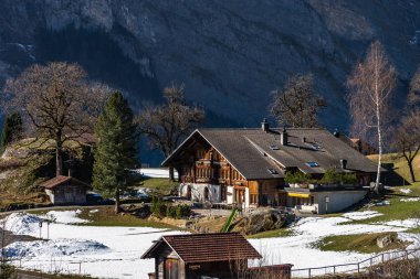 Yeşil alanları, yüksek kayalar ve beyaz Alp doğal peyzaj