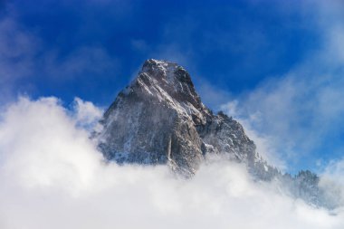 Bulutlar güzel rock zirvesine çevresinde