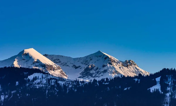 Hermosas montañas nevadas, día soleado en los Alpes —  Fotos de Stock