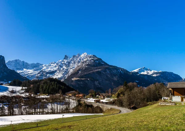 Alpine natural landscape with green fields, high rocks and white — Stock Photo, Image