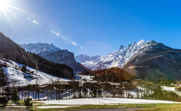 Alpine landschap met groene velden, hoge rotsen en wit — Stockfoto