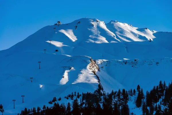 Vackra snöiga berg, solig dag i Alperna — Stockfoto