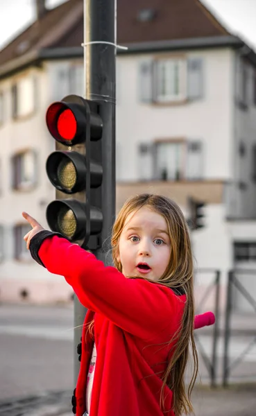 Petite fille mignonne posant avec un petit feu de circulation — Photo