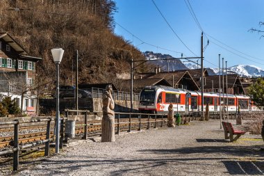 Redaksiyon: 16 Şubat 2017: Brienz, İsviçre. Tren İstasyonu