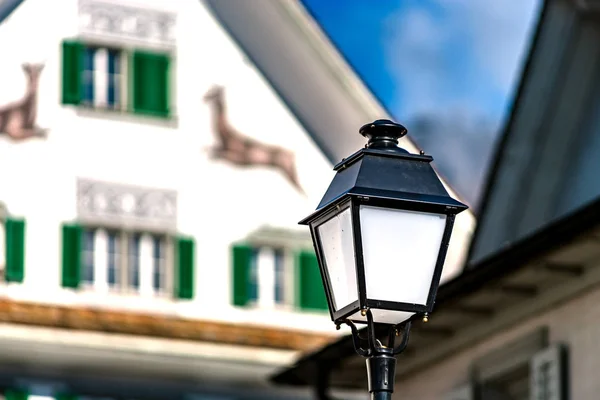 Klassische Laterne auf der Straße der kleinen Stadt Schwyz — Stockfoto