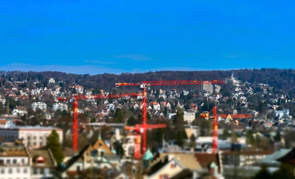 Grandi gru sopra la città su sfondo cielo blu — Foto Stock