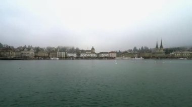 Luzern tarihi merkezi. İsviçre. Nehirden görüntüleyin. Timelapse, 4 k kalite.