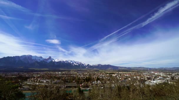 Timelapse wolken over de stad Thun in Alpen beweegt. 4 k-kwaliteit. — Stockvideo