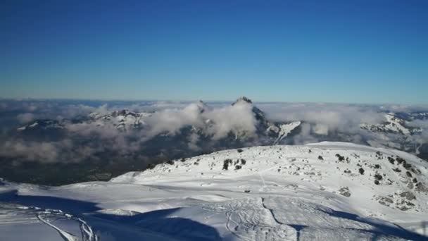 Вид с кресельного подъемника на вершину горнолыжного курорта, солнечный день, Швейцария — стоковое видео