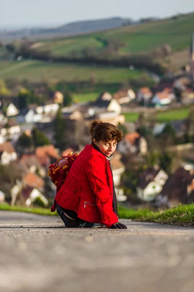 Mujer sentada en el camino retrato primavera — Foto de Stock