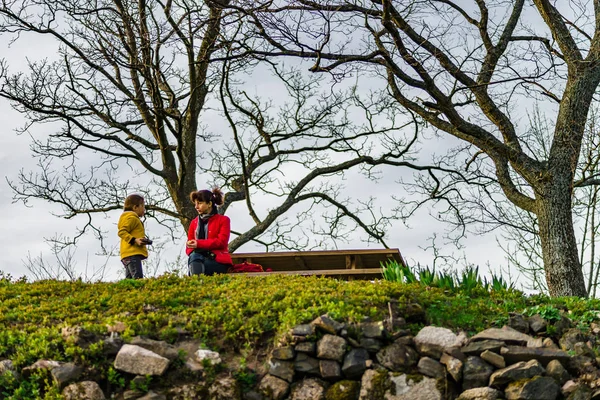 Linda niña con su madre en los viñedos, día soleado de primavera — Foto de Stock