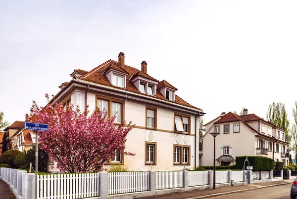 Classic french house in residential district of Strasbourg, blos — Stock Photo, Image