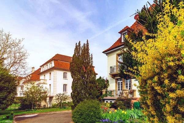 Maison française classique dans quartier résidentiel de Strasbourg, fleuri — Photo