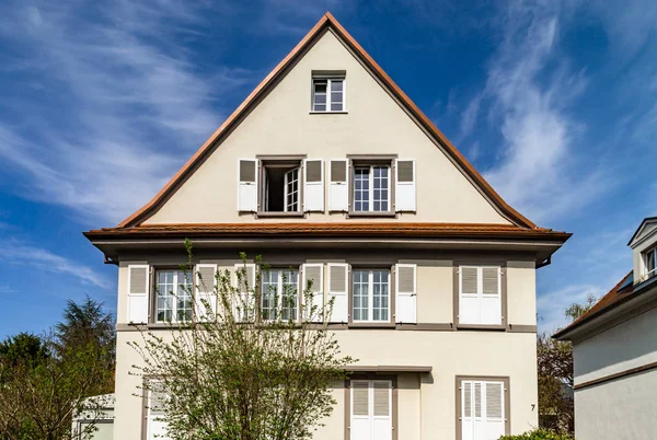 Klassiska franska hus i bostadsområdet distriktet i Strasbourg, blos — Stockfoto