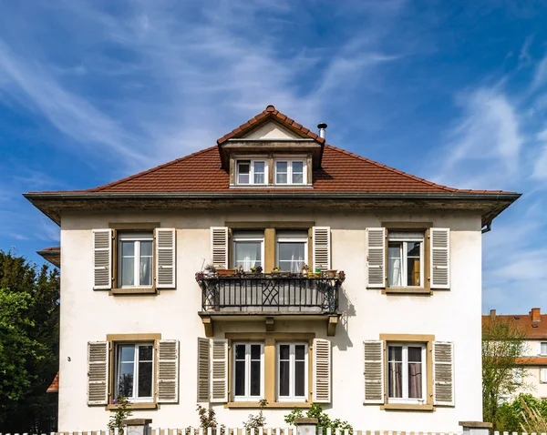 Classic french house in residential district of Strasbourg, blos — Stock Photo, Image