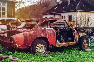 Terk edilmiş eski paslı beden ve retro araba parçaları