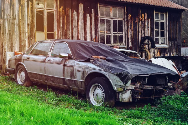 Opuszczony stary zardzewiały ciała i części samochodu retro — Zdjęcie stockowe