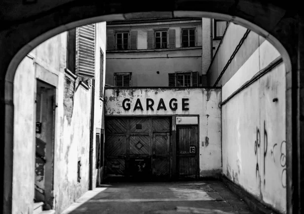 Alte retro-garage im historischen teil von strasbourg, frankreich — Stockfoto