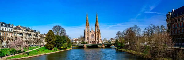 Panoramavy över vackra kyrkan i Strasbourg från floden — Stockfoto