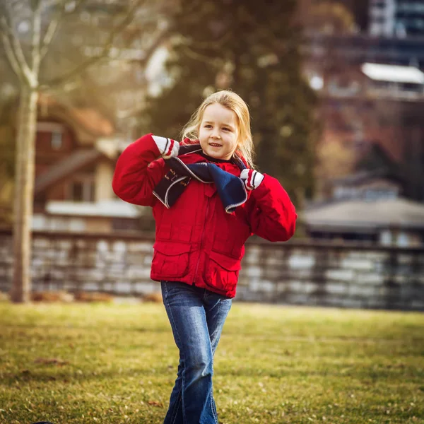 봄 날 화창한 공원에서 산책 하는 행복 한 어린 소녀 — 스톡 사진