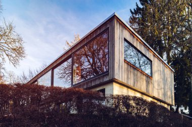 Modern ev ile uzun cam duvar, ayna cam, gün batımı