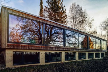 Modern ev ile uzun cam duvar, ayna cam, gün batımı