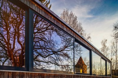 Modern ev ile uzun cam duvar, ayna cam, gün batımı