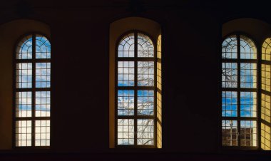 Eski kilise, güzel highwindows içinden görüntülemek