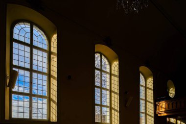 Eski kilise, güzel highwindows içinden görüntülemek