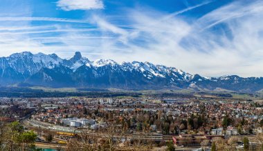 İsviçre Alpleri ve Thun Gölü'nün panoramik görünüm