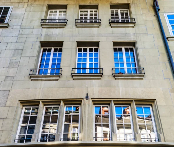 Arquitectura clásica de la ciudad de Suiza vista de calle — Foto de Stock