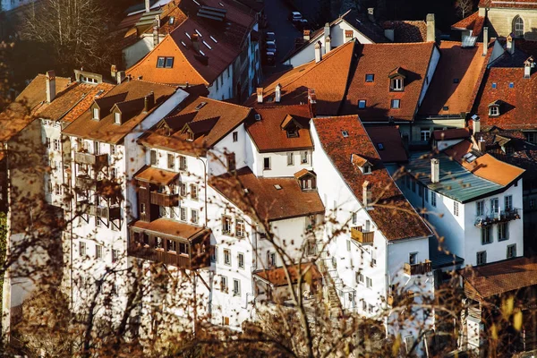 Vecchi edifici della città medievale di Friburgo, Svizzera, vie aeree — Foto Stock