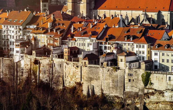 Fribourg, İsviçre, hava Ortaçağ şehrinin eski binalar vie — Stok fotoğraf